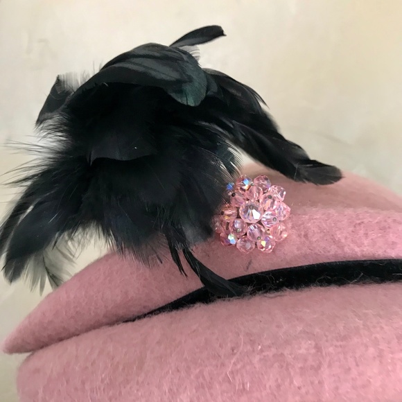 DASHING 1940s PINK \'MOHAIR\' FELT HAT WITH MATCHING JEWEL AND BLACK FEATHERS main image 5